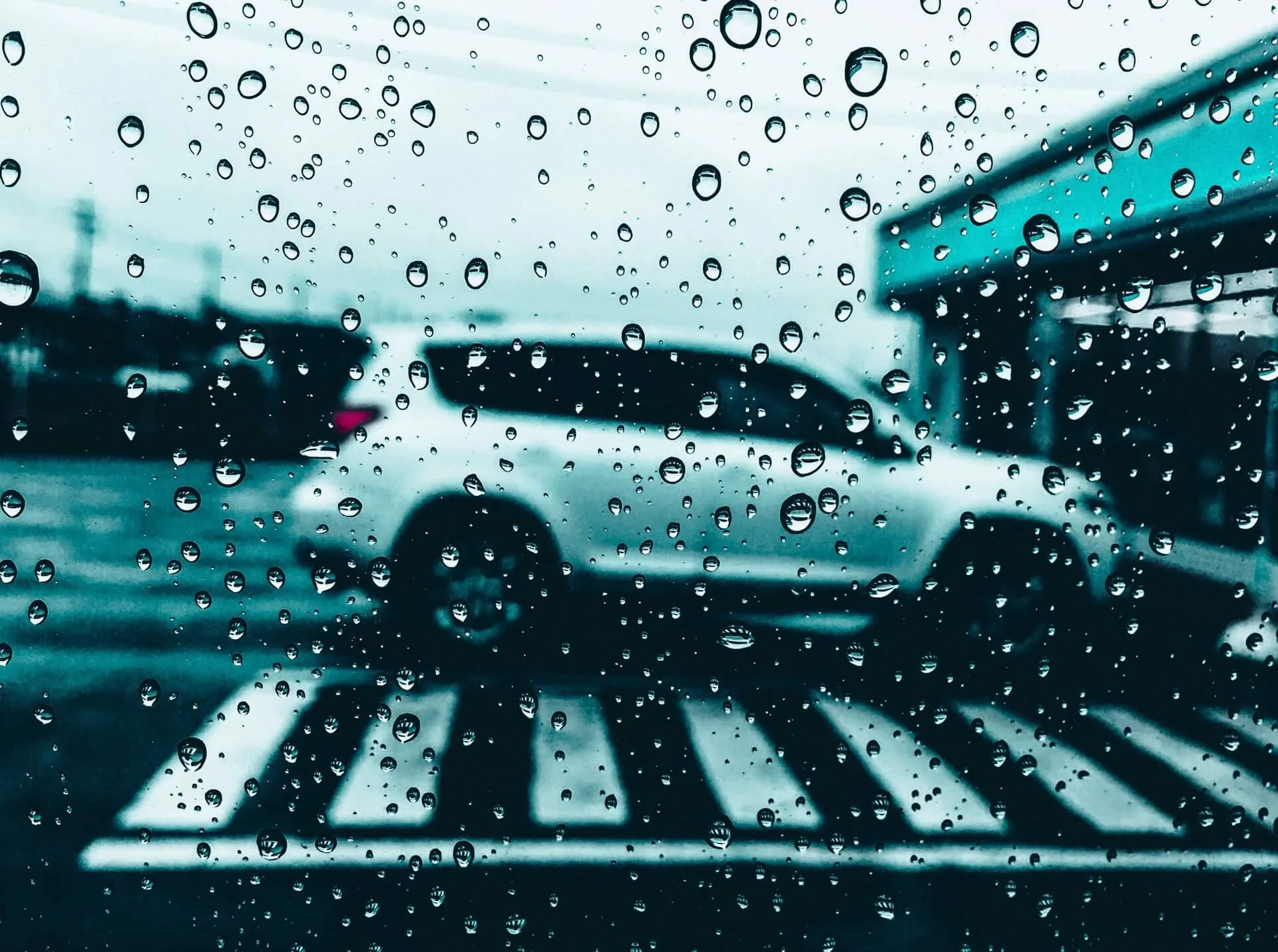 Jak zabezpieczyć samochód przed kwaśnymi deszczami