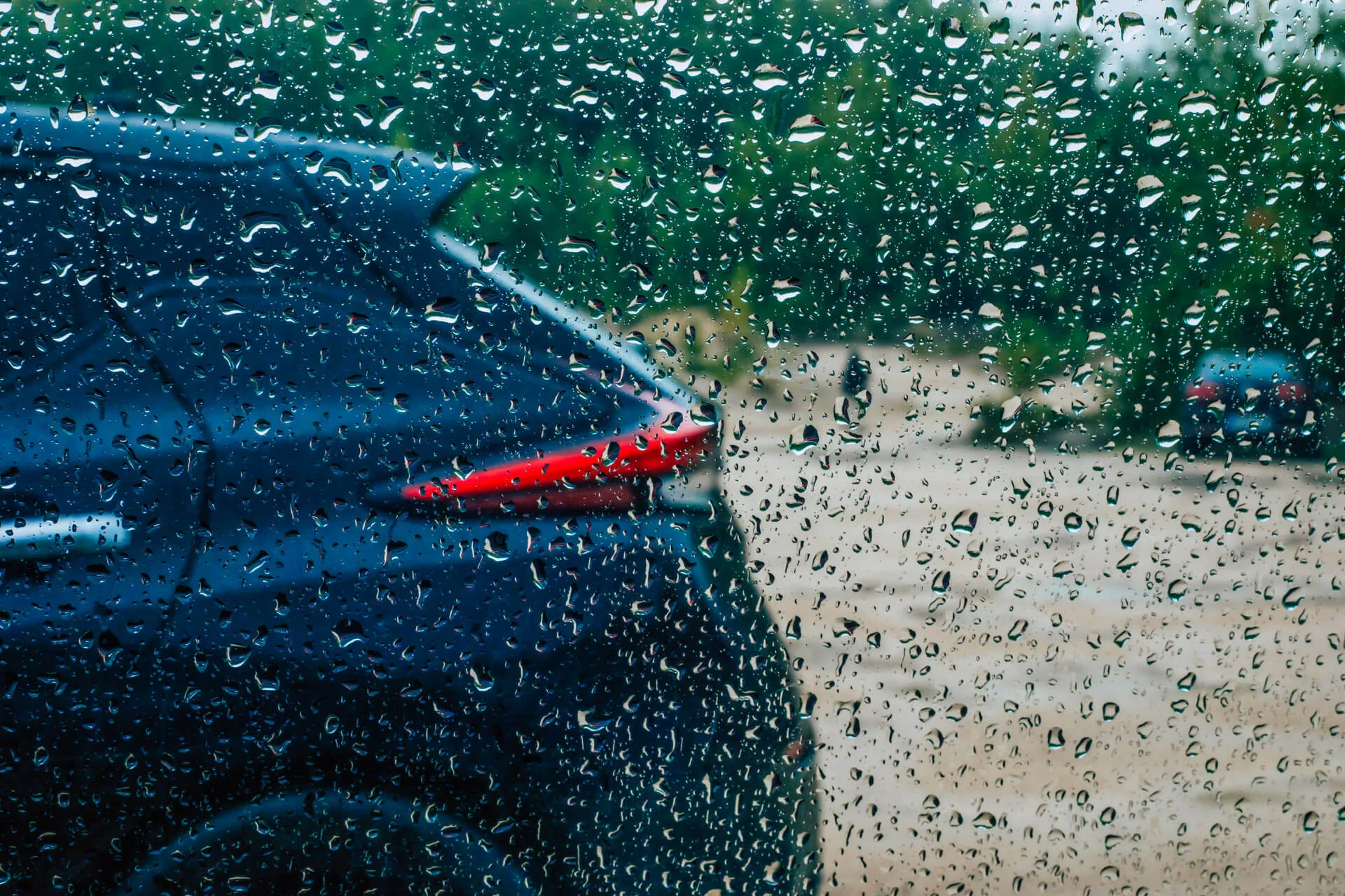 Jak zabezpieczyć samochód przed kwaśnymi deszczami