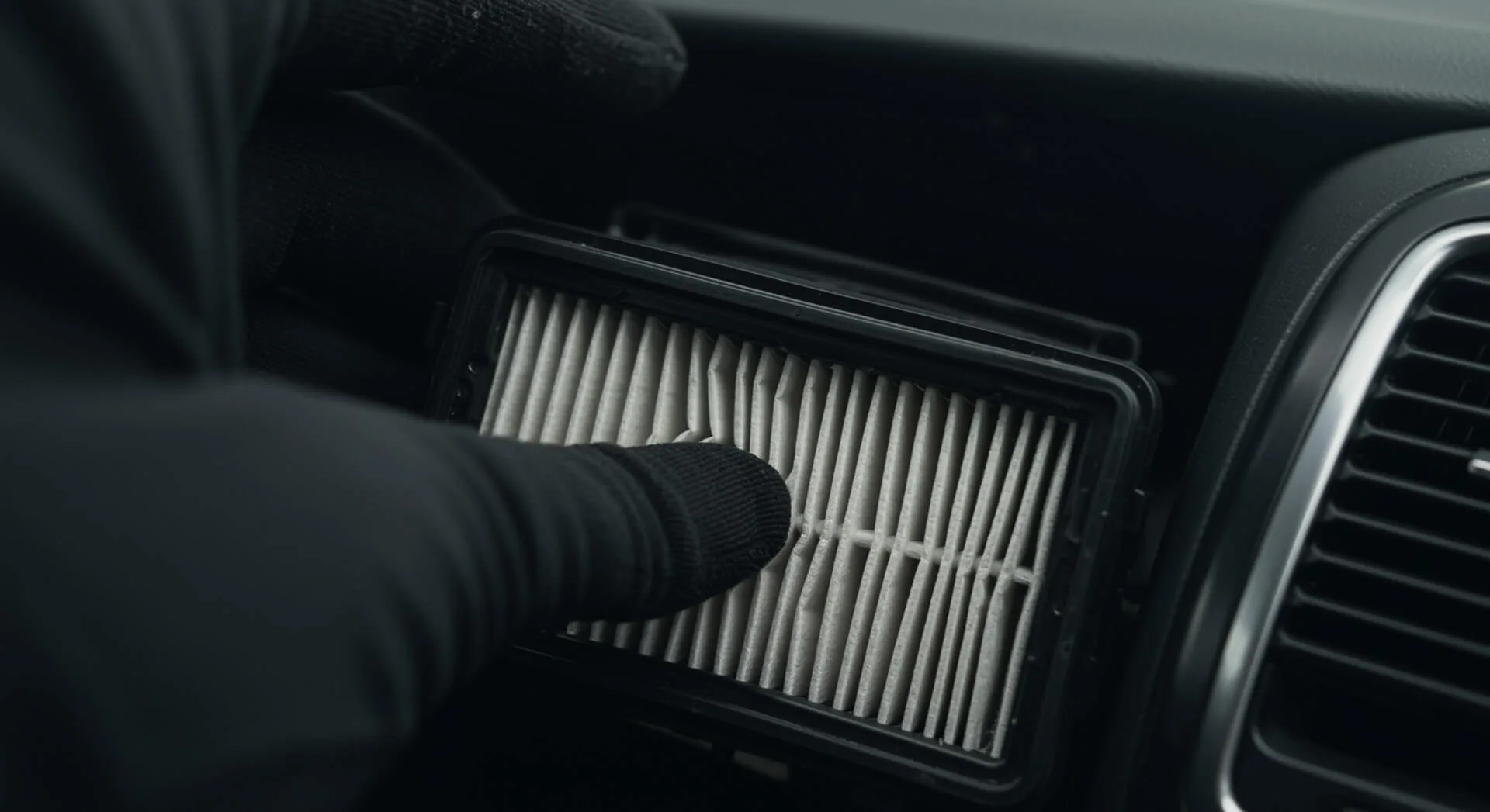 Najczęstsze błędy przy próbie usunięcia brzydkich zapachów Wielu kierowców próbuje samodzielnie pozbyć się nieprzyjemnego zapachu, nie oczyszczając układu klimatyzacji ani nie wymieniając filtra kabinowego. Inni sięgają po odświeżacze, które tylko maskują zapach. Skuteczne metody to te, które usuwają źródło problemu – bakterie, wilgoć i brud – a nie tylko poprawiają zapach na chwilę. Częstym błędem jest też pranie tapicerki bez odpowiedniego odsysania wilgoci, co prowadzi do powstania zapachu stęchlizny. Profesjonalne czyszczenie z zastosowaniem nowoczesnych odkurzaczy ekstrakcyjnych rozwiązuje ten problem skutecznie i bezpiecznie. Jak utrzymać świeży zapach w samochodzie na co dzień Aby wnętrze auta zawsze pachniało świeżym zapachem, warto dbać o regularne czyszczenie, pranie tapicerki i wymianę filtra kabinowego. Nie zostawiaj mokrych dywaników ani resztek jedzenia, ponieważ to idealne środowisko dla bakterii powodujących nieprzyjemne wonie. Regularne czyszczenie klimatyzacji i stosowanie neutralizatora zapachów sprawi, że wnętrze samochodu będzie kojarzyć się tylko z przyjemnym zapachem i komfortem jazdy. Dobrym nawykiem jest również wietrzenie kabiny i utrzymywanie porządku. Zadbane wnętrze nie tylko przyjemnie pachnie, ale wpływa też pozytywnie na samopoczucie kierowcy i pasażerów. Dlaczego warto powierzyć usuwanie nieprzyjemnych zapachów profesjonalistom Profesjonalne usuwanie nieprzyjemnych zapachów przez Głowacki Detailing to gwarancja dokładności, skuteczności i bezpieczeństwa. Specjaliści ocenią źródło problemu, dobiorą odpowiednie środki i technikę – od czyszczenia tapicerki, przez dezynfekcję klimatyzacji, po ozonowanie. W efekcie auto odzyskuje świeżość, a jego wnętrze staje się wolne od brzydkich zapachów i toksyn. Zespół Głowacki Detailing korzysta wyłącznie ze sprawdzonych metod i nowoczesnych urządzeń, by skutecznie usunąć nieprzyjemny zapach nawet z trudno dostępnych miejsc. Dzięki temu samochód pachnie świeżo, a jazda staje się prawdziwą przyjemnością. Podsumowanie Nieprzyjemne zapachy w samochodzie nie muszą być problemem, jeśli podejdziesz do ich usuwania profesjonalnie. Regularne czyszczenie wnętrza, wymiana filtra kabinowego i ozonowanie to skuteczne metody, by usunąć nieprzyjemny zapach i przywrócić komfort jazdy. Warto zaufać specjalistom z Głowacki Detailing, którzy zadbają, by wnętrze auta pachniało świeżo i pozostało wolne od nieprzyjemnych woni przez długi czas. Czyste i pachnące wnętrze wpływa nie tylko na estetykę auta, ale również na samopoczucie kierowcy i pasażerów. Dzięki regularnej pielęgnacji można przez lata cieszyć się komfortowym, zdrowym i przyjemnie pachnącym wnętrzem pojazdu.