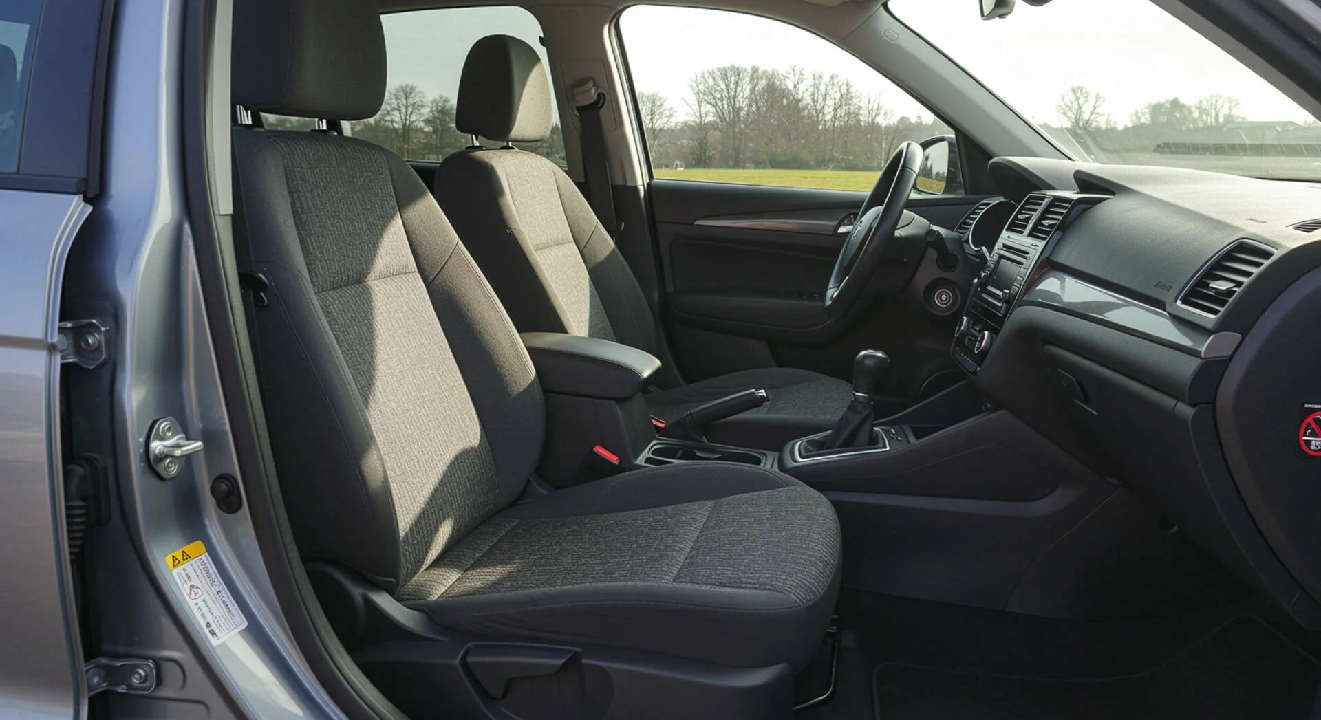 Najczęstsze błędy przy próbie usunięcia brzydkich zapachów Wielu kierowców próbuje samodzielnie pozbyć się nieprzyjemnego zapachu, nie oczyszczając układu klimatyzacji ani nie wymieniając filtra kabinowego. Inni sięgają po odświeżacze, które tylko maskują zapach. Skuteczne metody to te, które usuwają źródło problemu – bakterie, wilgoć i brud – a nie tylko poprawiają zapach na chwilę. Częstym błędem jest też pranie tapicerki bez odpowiedniego odsysania wilgoci, co prowadzi do powstania zapachu stęchlizny. Profesjonalne czyszczenie z zastosowaniem nowoczesnych odkurzaczy ekstrakcyjnych rozwiązuje ten problem skutecznie i bezpiecznie. Jak utrzymać świeży zapach w samochodzie na co dzień Aby wnętrze auta zawsze pachniało świeżym zapachem, warto dbać o regularne czyszczenie, pranie tapicerki i wymianę filtra kabinowego. Nie zostawiaj mokrych dywaników ani resztek jedzenia, ponieważ to idealne środowisko dla bakterii powodujących nieprzyjemne wonie. Regularne czyszczenie klimatyzacji i stosowanie neutralizatora zapachów sprawi, że wnętrze samochodu będzie kojarzyć się tylko z przyjemnym zapachem i komfortem jazdy. Dobrym nawykiem jest również wietrzenie kabiny i utrzymywanie porządku. Zadbane wnętrze nie tylko przyjemnie pachnie, ale wpływa też pozytywnie na samopoczucie kierowcy i pasażerów. Dlaczego warto powierzyć usuwanie nieprzyjemnych zapachów profesjonalistom Profesjonalne usuwanie nieprzyjemnych zapachów przez Głowacki Detailing to gwarancja dokładności, skuteczności i bezpieczeństwa. Specjaliści ocenią źródło problemu, dobiorą odpowiednie środki i technikę – od czyszczenia tapicerki, przez dezynfekcję klimatyzacji, po ozonowanie. W efekcie auto odzyskuje świeżość, a jego wnętrze staje się wolne od brzydkich zapachów i toksyn. Zespół Głowacki Detailing korzysta wyłącznie ze sprawdzonych metod i nowoczesnych urządzeń, by skutecznie usunąć nieprzyjemny zapach nawet z trudno dostępnych miejsc. Dzięki temu samochód pachnie świeżo, a jazda staje się prawdziwą przyjemnością. Podsumowanie Nieprzyjemne zapachy w samochodzie nie muszą być problemem, jeśli podejdziesz do ich usuwania profesjonalnie. Regularne czyszczenie wnętrza, wymiana filtra kabinowego i ozonowanie to skuteczne metody, by usunąć nieprzyjemny zapach i przywrócić komfort jazdy. Warto zaufać specjalistom z Głowacki Detailing, którzy zadbają, by wnętrze auta pachniało świeżo i pozostało wolne od nieprzyjemnych woni przez długi czas. Czyste i pachnące wnętrze wpływa nie tylko na estetykę auta, ale również na samopoczucie kierowcy i pasażerów. Dzięki regularnej pielęgnacji można przez lata cieszyć się komfortowym, zdrowym i przyjemnie pachnącym wnętrzem pojazdu.