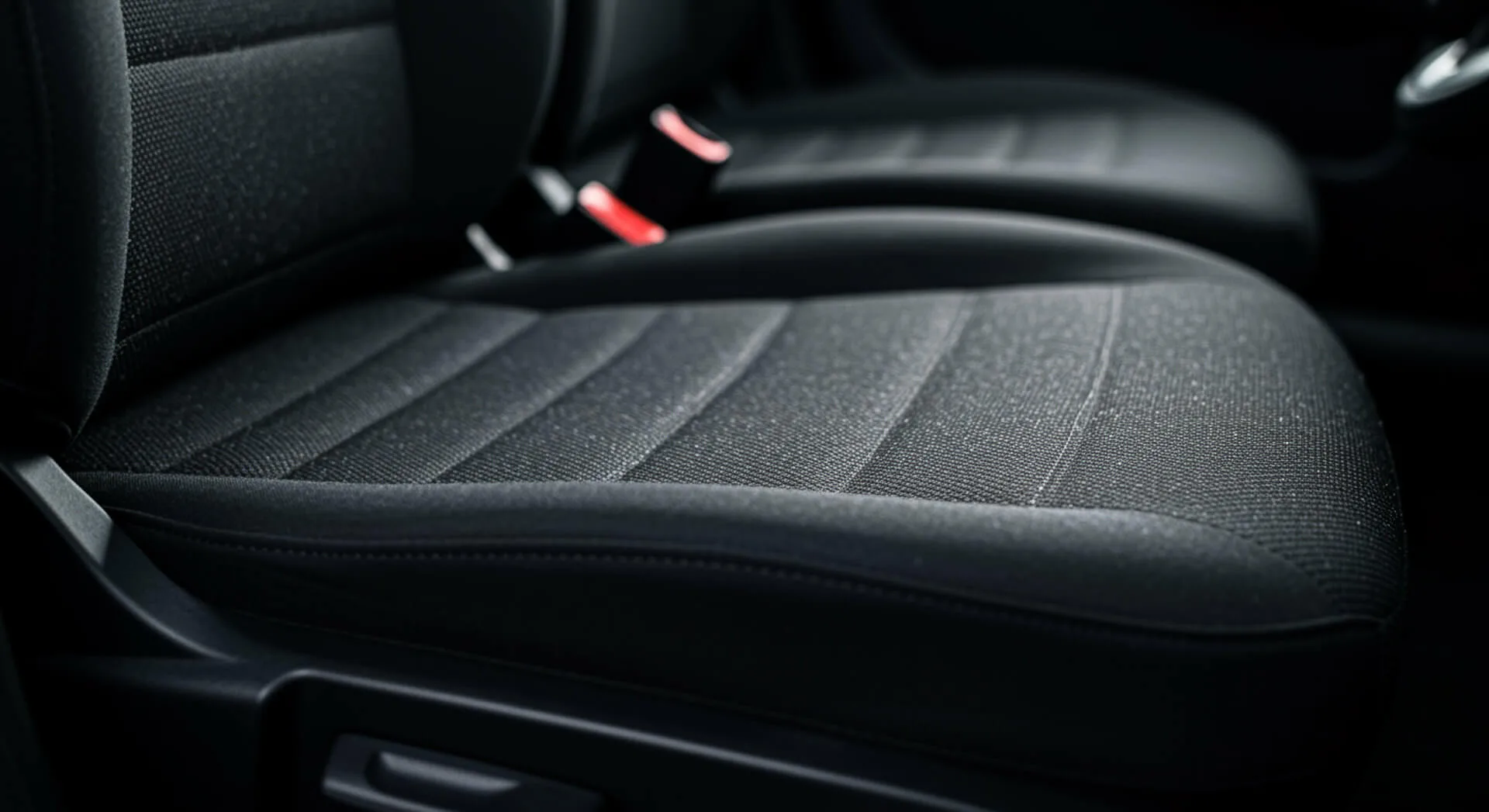 Usuwanie trudnych plam z tapicerki materiałowej