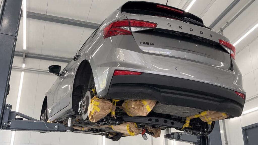 Skoda Fabia konserwacja podwozia – maskowanie zawieszenia i układu wydechowego