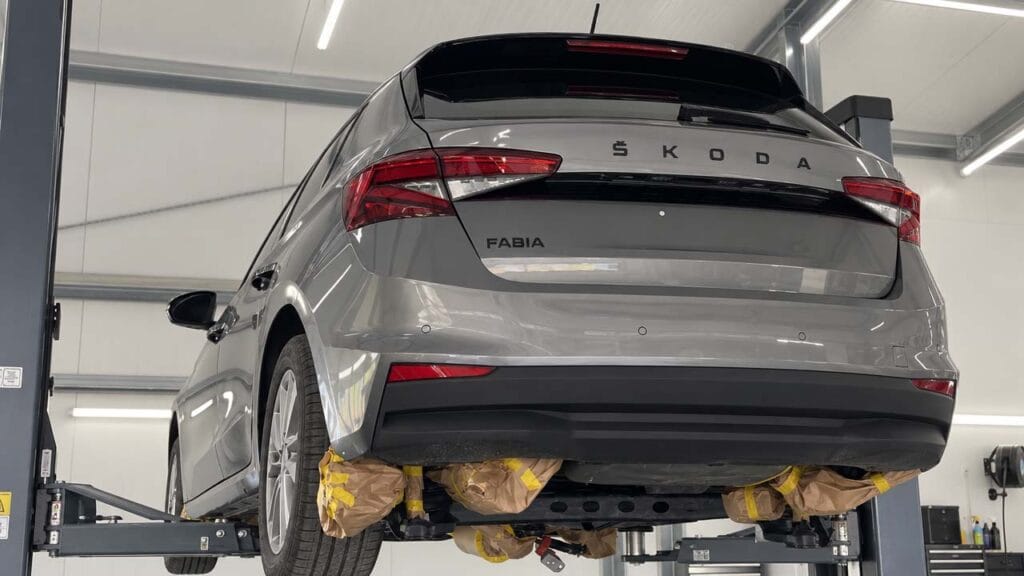 Skoda Fabia konserwacja podwozia Waxoyl – Głowacki Detailing Wielmoża