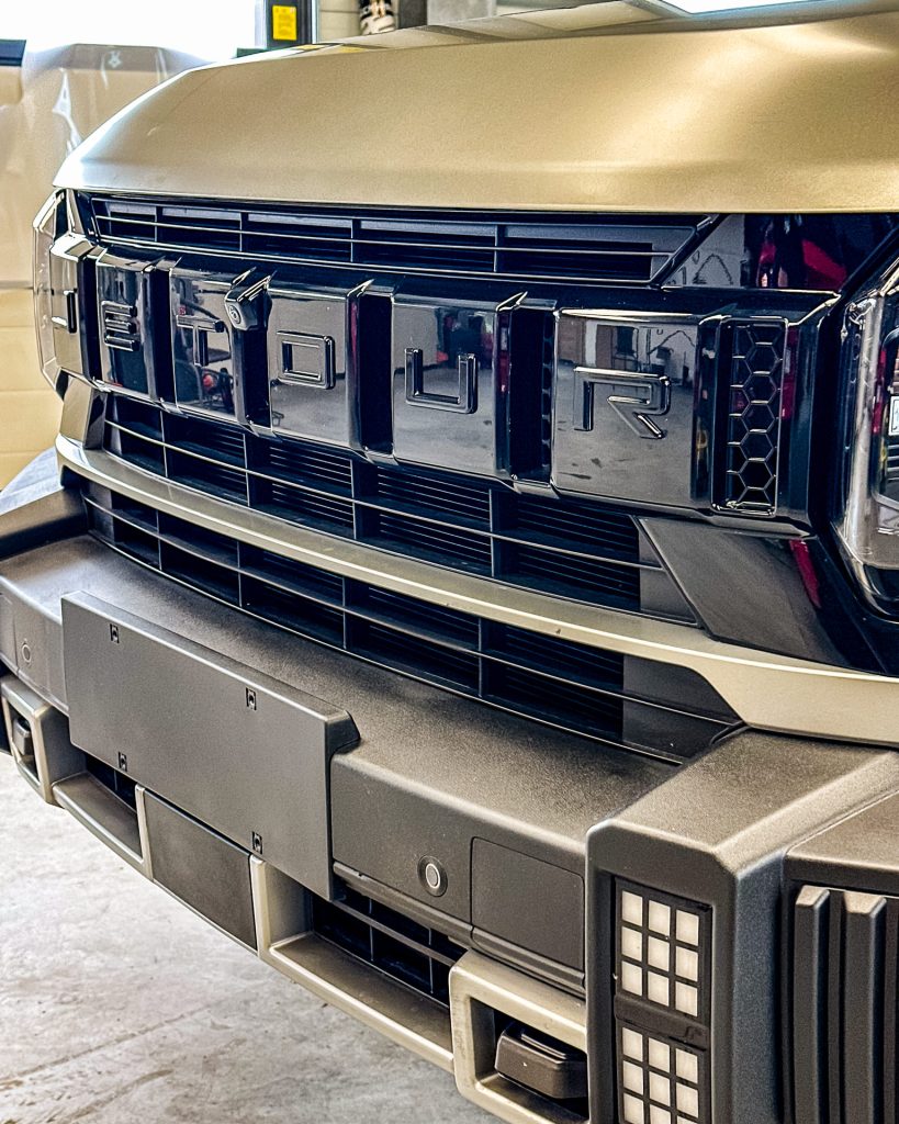 Jetour T2 dechroming przednich liter JETOUR