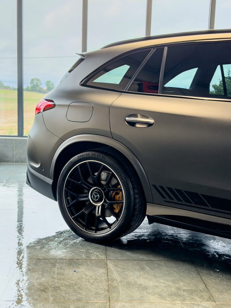 Mercedes GLC 2026 matowa PPF i dechroming – drzwi i próg