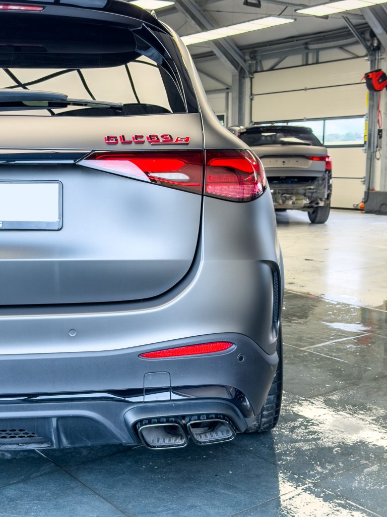 Mercedes-AMG GLC 63 S emblemat na matowej klapie