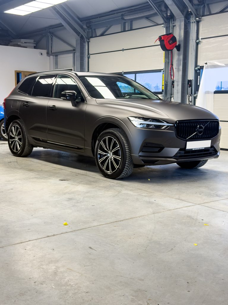 Volvo XC60 po zmianie koloru folią PPF – widok z przodu – Głowacki Detailing