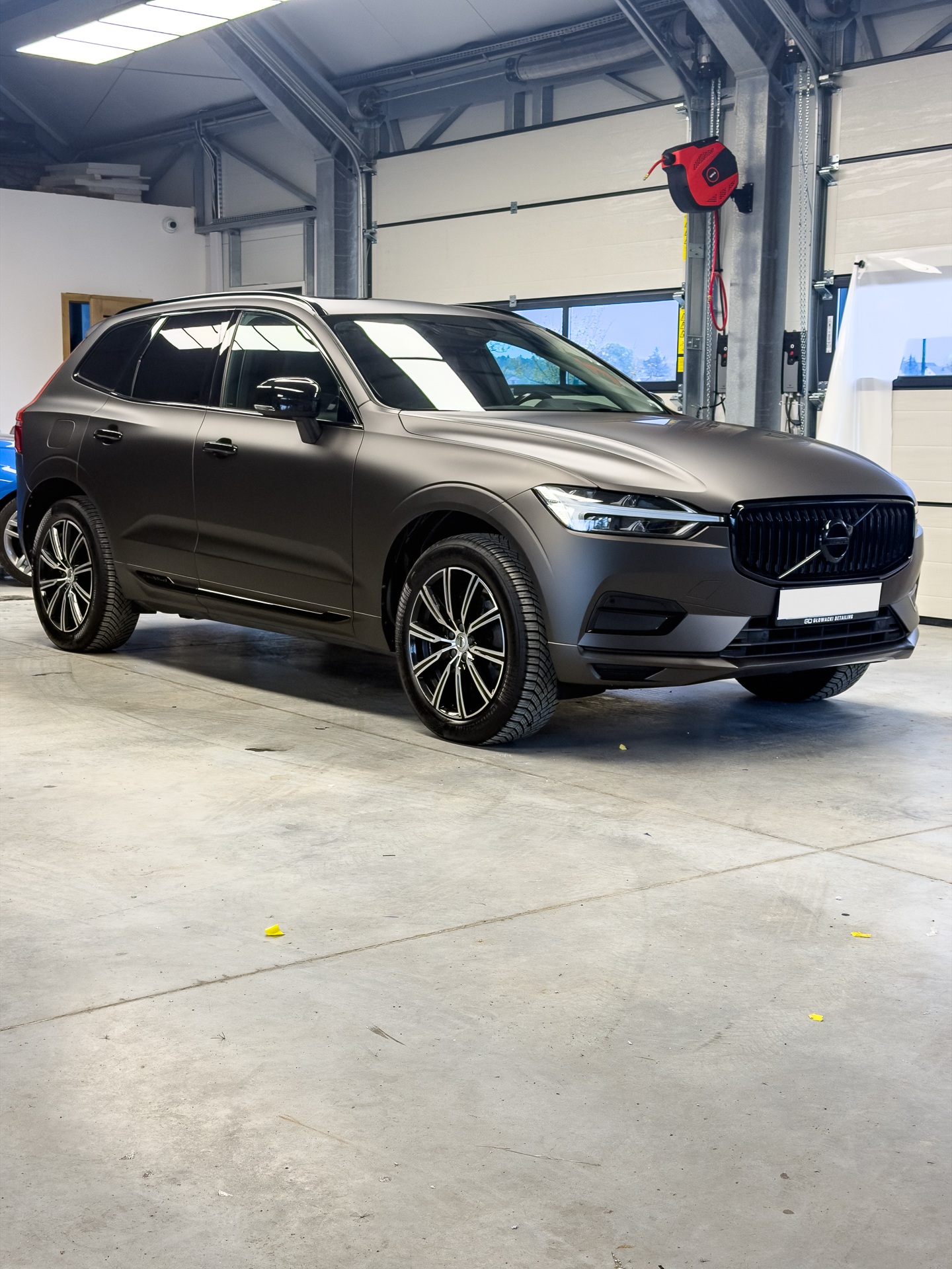 Volvo XC60 po zmianie koloru folią PPF – widok z przodu – Głowacki Detailing