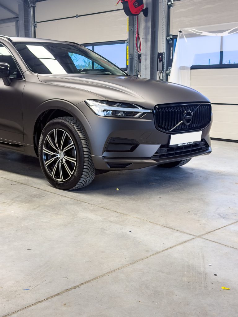Volvo XC60 w satynowo-matowej folii PPF – przód i lakierowany czarny grill – Głowacki Detailing