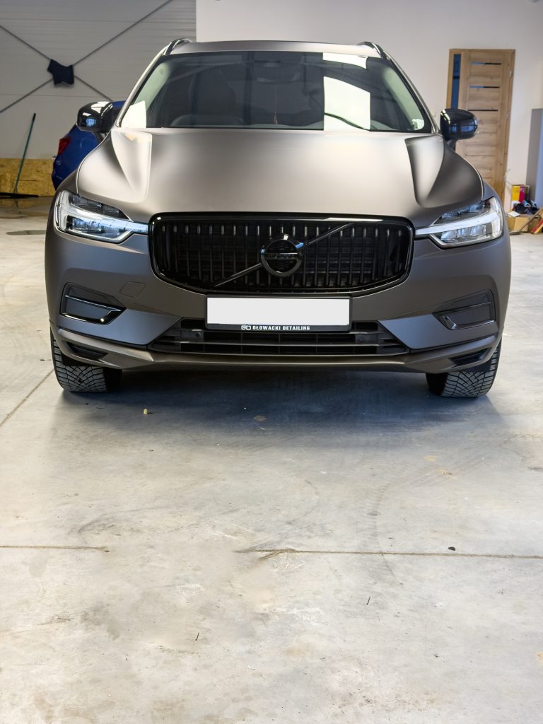 Volvo XC60 – przód po dechromingu i lakierowaniu grilla – Głowacki Detailing