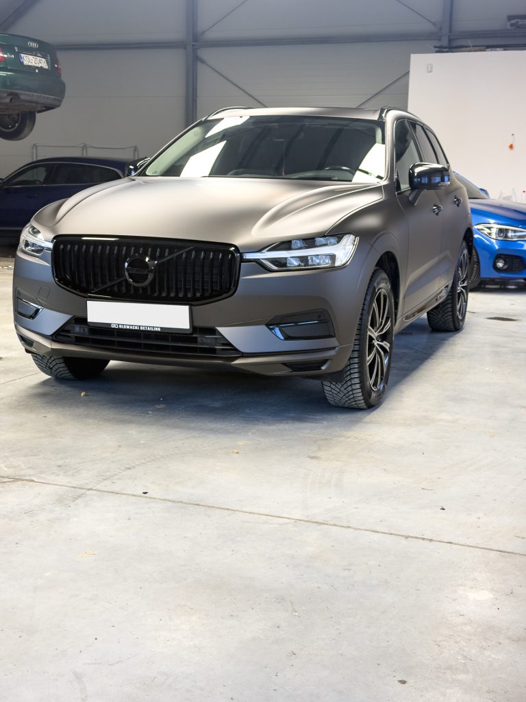 Volvo XC60 po zmianie koloru auta folią – trzy czwarte z przodu – Głowacki Detailing
