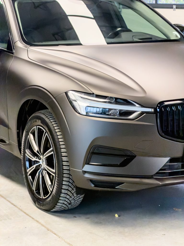 Volvo XC60 – detal maski i reflektora w matowej folii PPF – Głowacki Detailing