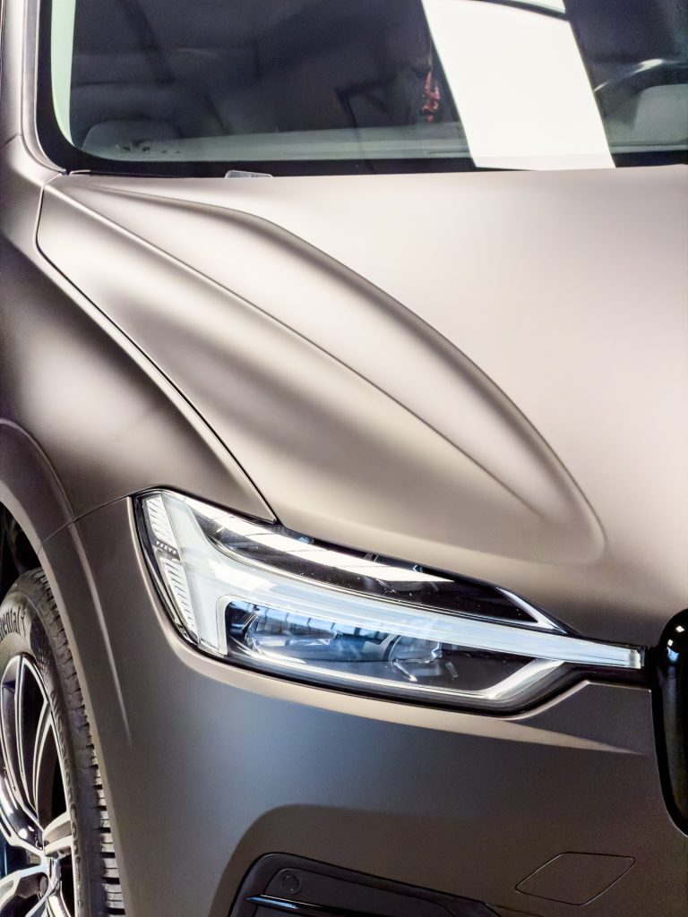 Przetłoczenia maski Volvo XC60 pod kolorową folią PPF – Głowacki Detailing