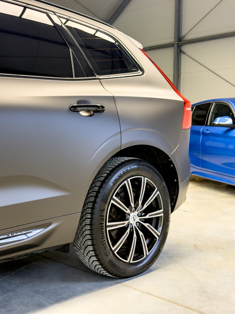 Volvo XC60 – bok auta i drzwi w kolorowej folii PPF – Głowacki Detailing