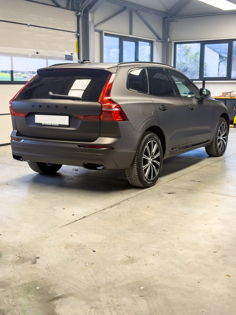 Volvo XC60 po zmianie koloru folią – widok z tyłu – Głowacki Detailing