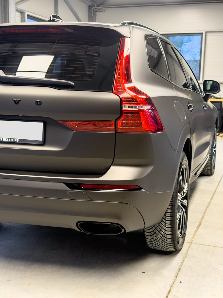 Volvo XC60 – tylna klapa z czarnymi napisami po dechromingu – Głowacki Detailing
