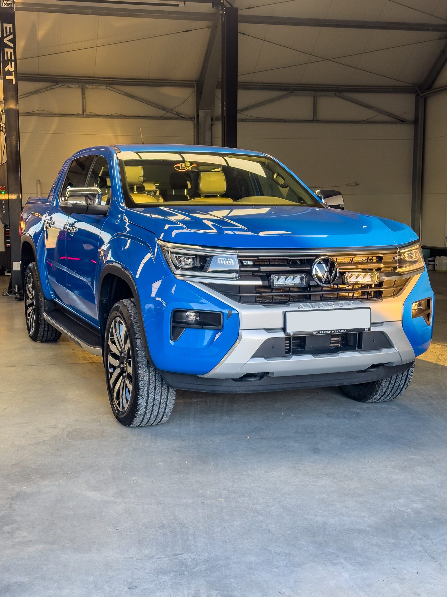 VW Amarok po korekcie lakieru i powłoce elastomerowej – przód – Głowacki Detailing
