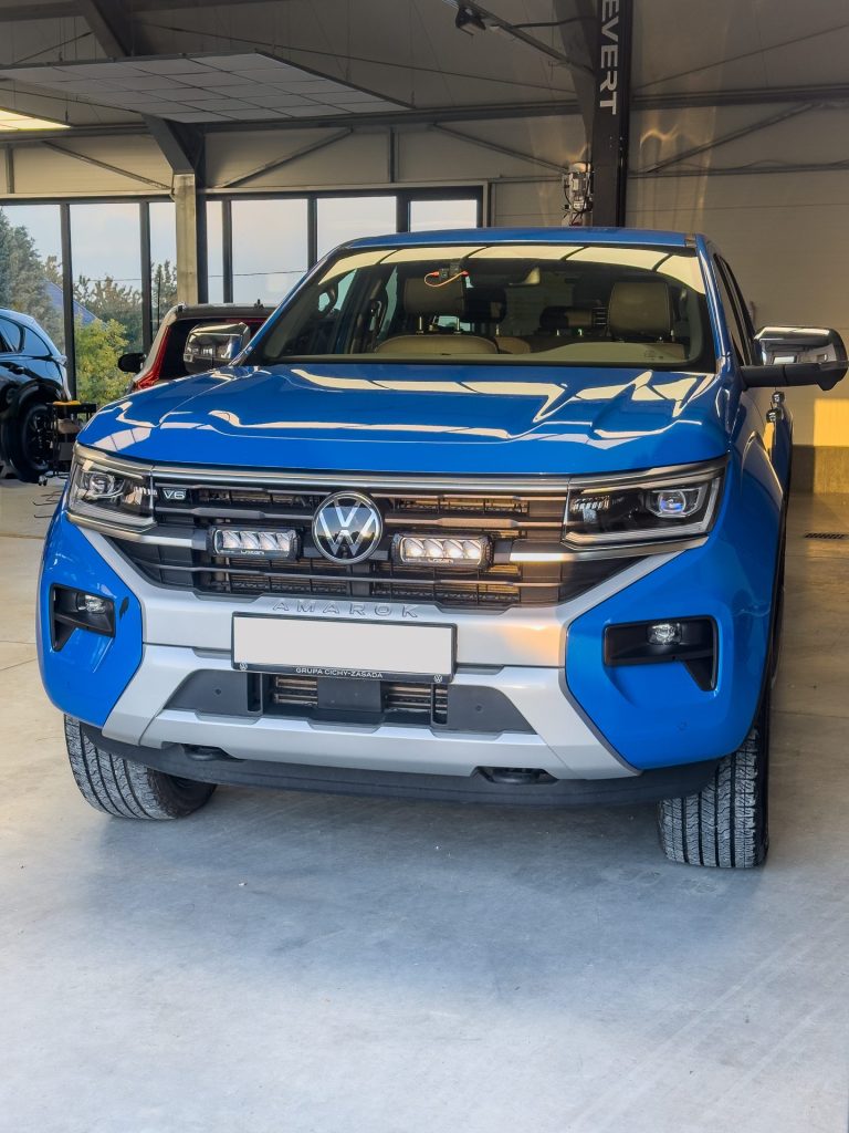 VW Amarok niebieski lakier po korekcie – przód auta – Głowacki Detailing