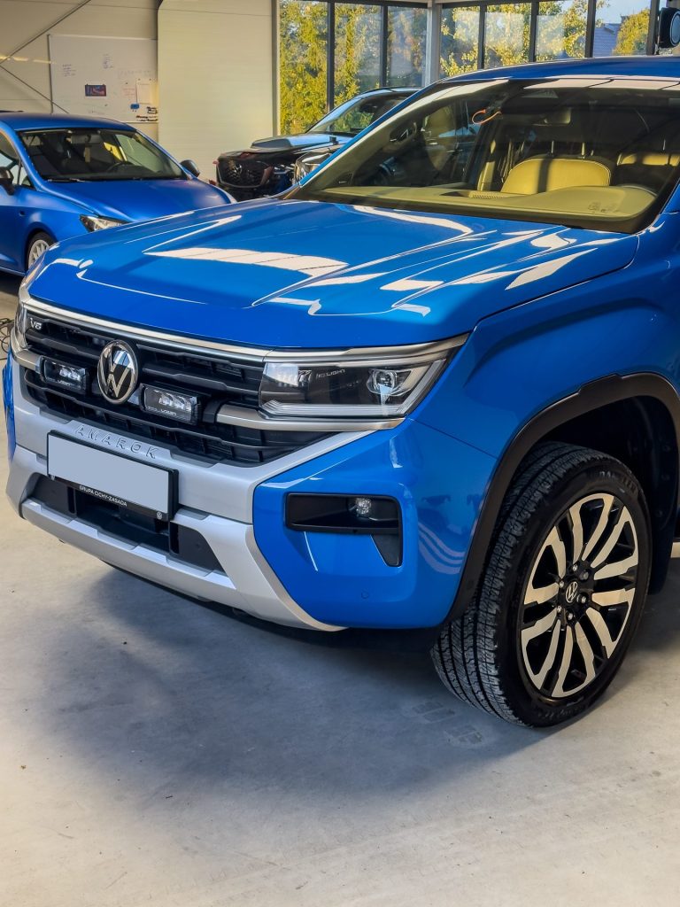 VW Amarok po korekcie lakieru – maska i reflektor – Głowacki Detailing