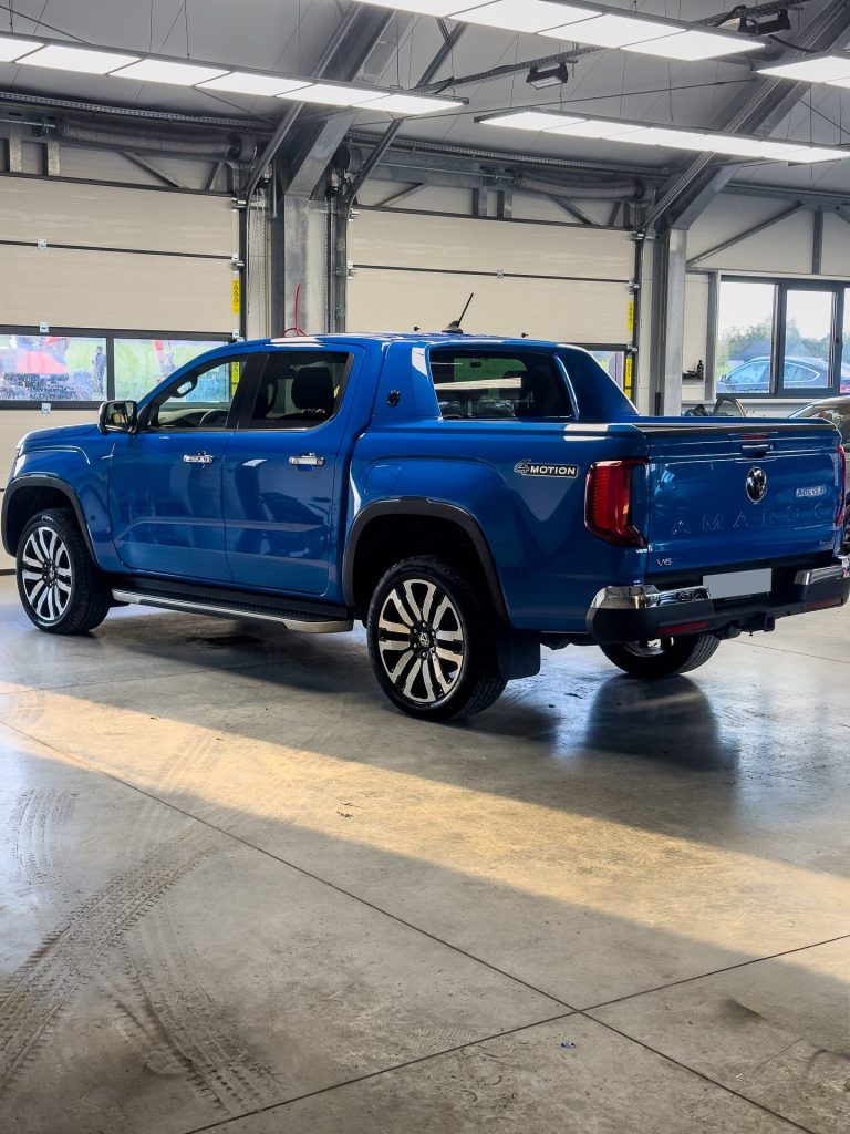 VW Amarok z powłoką elastomerową – widok z tyłu z boku – Głowacki Detailing